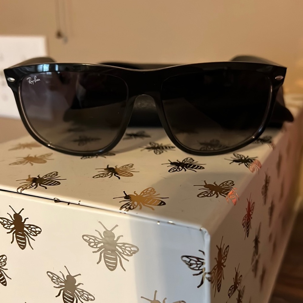 WMNS BLK raybans boyfriend RB 4147 w/case. Barely worn. Minor scratch on R lens.